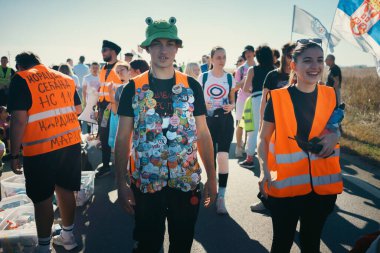 Ruma, Sırbistan - 31 Ekim 2025: Cacak 'tan Novi Sad' a öğrenci yürüyüşü sahneleri. Novi Sad 'daki tren istasyonunun tepe örtüsü altındaki kurbanların sorumluluğu için yetkililere karşı protesto.