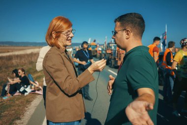 Ruma, Sırbistan - 31 Ekim 2025: Cacak 'tan Novi Sad' a öğrenci yürüyüşü sahneleri. Novi Sad 'daki tren istasyonunun tepe örtüsü altındaki kurbanların sorumluluğu için yetkililere karşı protesto.