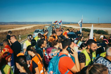 Ruma, Sırbistan - 31 Ekim 2025: Cacak 'tan Novi Sad' a öğrenci yürüyüşü sahneleri. Novi Sad 'daki tren istasyonunun tepe örtüsü altındaki kurbanların sorumluluğu için yetkililere karşı protesto.