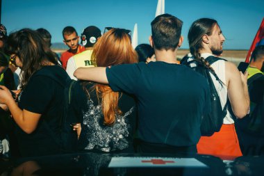 Ruma, Sırbistan - 31 Ekim 2025: Cacak 'tan Novi Sad' a öğrenci yürüyüşü sahneleri. Novi Sad 'daki tren istasyonunun tepe örtüsü altındaki kurbanların sorumluluğu için yetkililere karşı protesto.