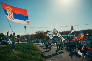 Ruma, Sırbistan - 31 Ekim 2025: Cacak 'tan Novi Sad' a öğrenci yürüyüşü sahneleri. Novi Sad 'daki tren istasyonunun tepe örtüsü altındaki kurbanların sorumluluğu için yetkililere karşı protesto.