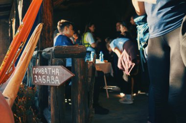 Ruma, Sırbistan - 31 Ekim 2025: Cacak 'tan Novi Sad' a öğrenci yürüyüşü sahneleri. Novi Sad 'daki tren istasyonunun tepe örtüsü altındaki kurbanların sorumluluğu için yetkililere karşı protesto.