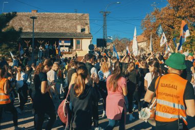 Ruma, Sırbistan - 31 Ekim 2025: Cacak 'tan Novi Sad' a öğrenci yürüyüşü sahneleri. Novi Sad 'daki tren istasyonunun tepe örtüsü altındaki kurbanların sorumluluğu için yetkililere karşı protesto.