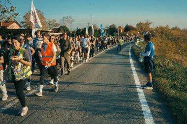 Ruma, Sırbistan - 31 Ekim 2025: Cacak 'tan Novi Sad' a öğrenci yürüyüşü sahneleri. Novi Sad 'daki tren istasyonunun tepe örtüsü altındaki kurbanların sorumluluğu için yetkililere karşı protesto.
