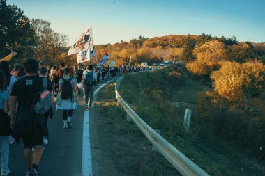 Ruma, Sırbistan - 31 Ekim 2025: Cacak 'tan Novi Sad' a öğrenci yürüyüşü sahneleri. Novi Sad 'daki tren istasyonunun tepe örtüsü altındaki kurbanların sorumluluğu için yetkililere karşı protesto.