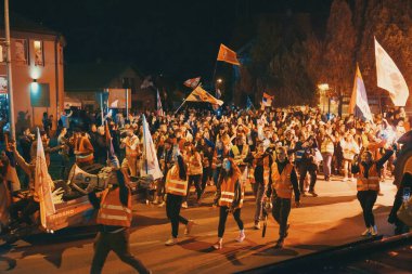 Sremska Kamenica, Sırbistan - 31 Ekim 2025: Cacak 'tan Novi Sad' a öğrenci yürüyüşü sahneleri. Novi Sad 'daki tren istasyonunun tepe örtüsü altındaki kurbanların sorumluluğu için yetkililere karşı protesto.