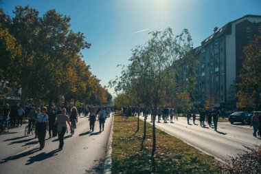 Novi Sad, Sırbistan - 01 Kasım 2025: 16 kişinin çöken bir üst geçit altında ölmesinin yıldönümünde, vatandaşların ana tren istasyonu önünde toplanması.