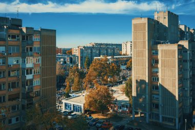 Novi Sad, Sırbistan - 01 Kasım 2025: 16 kişinin çöken bir üst geçit altında ölmesinin yıldönümünde, vatandaşların ana tren istasyonu önünde toplanması.