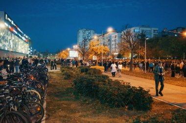 Novi Sad, Sırbistan - 01 Kasım 2025: 16 kişinin çöken bir üst geçit altında ölmesinin yıldönümünde, vatandaşların ana tren istasyonu önünde toplanması.