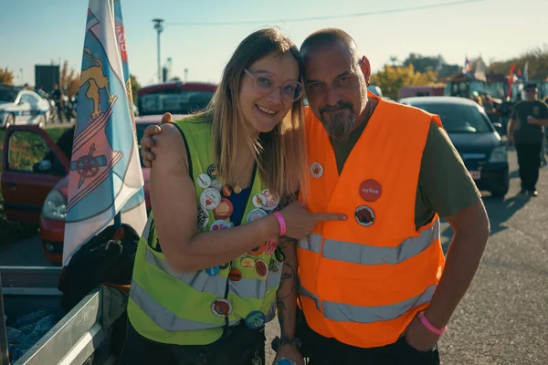 Ruma, Sırbistan - 31 Ekim 2025: Cacak 'tan Novi Sad' a öğrenci yürüyüşü sahneleri. Novi Sad 'daki tren istasyonunun tepe örtüsü altındaki kurbanların sorumluluğu için yetkililere karşı protesto.