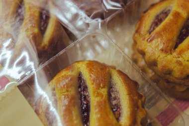 Plastik şeffaf ambalajlı tatlı kekler, yakın çekim görüntüsü.