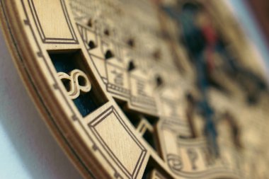 Cacak, Sırbistan - 16 Kasım 2025: Prag 'dan dekoratif ahşap duvar saatinin ayrıntıları.