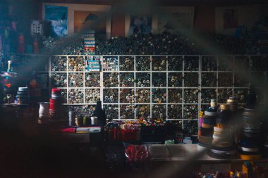 Çeşitli iplik ve düğmelerden oluşan bir mağazanın içi, kapalı bir mağazanın gece sahnesi..