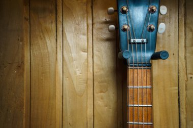50 'lerden kalma eski bir caz gitarı ahşap bir duvarda..