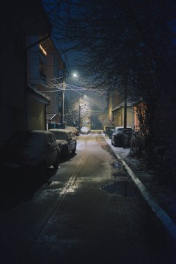 Sırbistan 'da kentin sokakları ilk karın altında, Cacak.