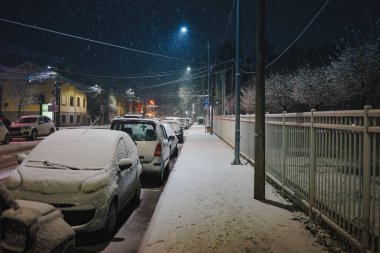 Sırbistan 'da kentin sokakları ilk karın altında, Cacak.