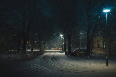 Kentin sokakları kar, gece sahnesi ve kış boyunca Sırbistan 'ın Cacak şehriyle kaplı.