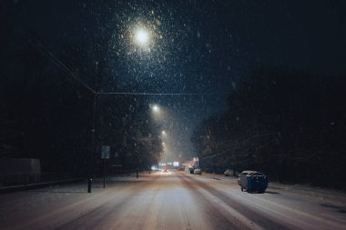 Kentin sokakları kar, gece sahnesi ve kış boyunca Sırbistan 'ın Cacak şehriyle kaplı.
