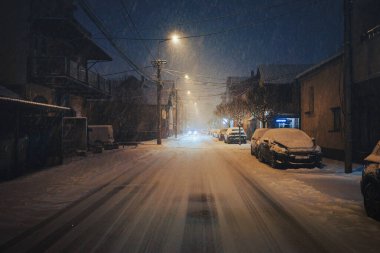 Kentin sokakları kar, gece sahnesi ve kış boyunca Sırbistan 'ın Cacak şehriyle kaplı.