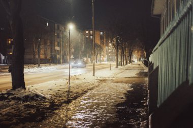 Sırbistan 'ın Cacak kentinin en uzun sokaklarından biri olan Nemanjina Caddesi' nin gece manzarası.