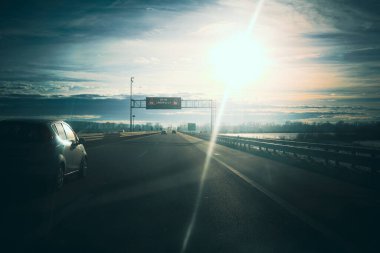 Gün boyunca kış koşullarında dramatik otoyol sahneleri. Sırbistan 'da Milos Veliki otoyolu.