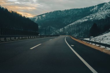 Gün boyunca kış koşullarında dramatik otoyol sahneleri. Sırbistan 'da Milos Veliki otoyolu.
