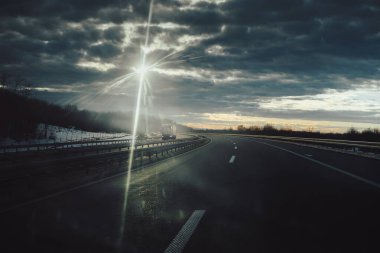 Gün boyunca kış koşullarında dramatik otoyol sahneleri. Sırbistan 'da Milos Veliki otoyolu.