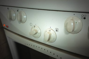 Eski fırın 200 dereceye ayarlı..