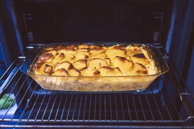 Cam kasede pişmiş musakka, evde sahne..