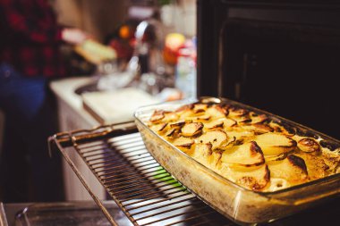 Cam kasede pişmiş musakka, evde sahne..