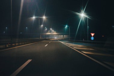 Gece otoyolda araba süren Milos Veiliki, kış boyunca Sırbistan 'da otoyol çalışması yapıyor.