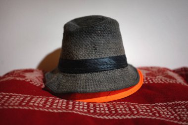 Kırmızı halıdaki şapkalar, yaşam tarzı ayrıntıları..