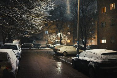 Şubat ayındaki kış aylarında, Sırbistan 'ın Cacak kenti karlı havada sokaklarda yürürken.