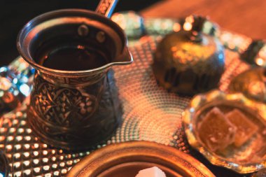 Lokantada Türk kahvesi servisi, fincanla kahvenin detayları..