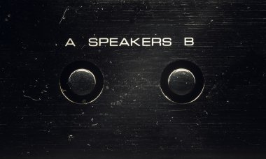 Eski bir amfi denetimde hoparlörler