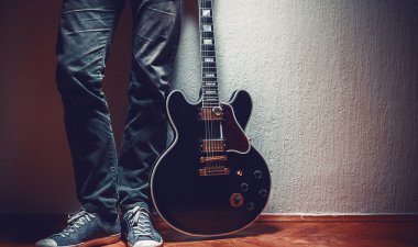 Adam ve onun elektro gitar