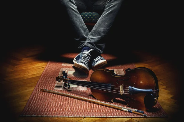 바이올리니스트와 그의 악기 — 스톡 사진