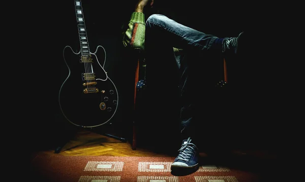 Чоловік і його електрична гітара — стокове фото