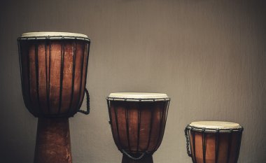 Üç ahşap Djembes