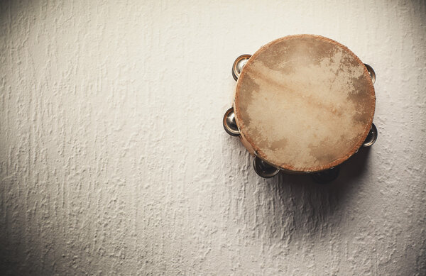 старый деревянный бубен
