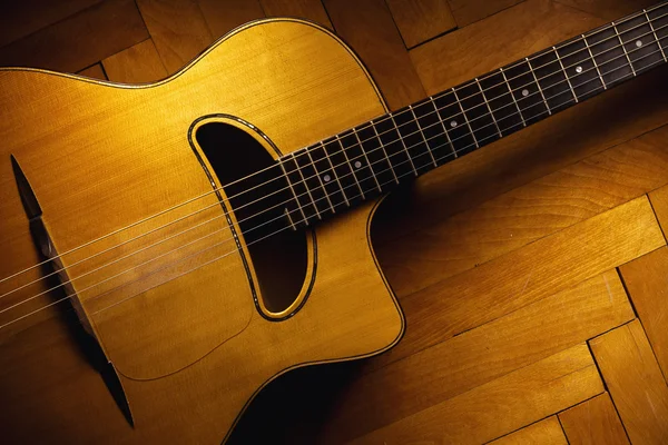 Gypsy gitarr på parkett — Stockfoto