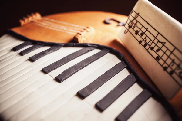 ピアノとチェロのための形のケーキ — ストック写真