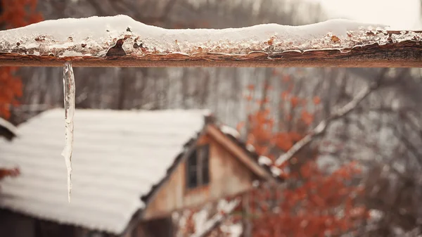 Holztor unter Schnee — Stockfoto