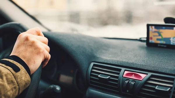 Conducción de un coche y navegación — Foto de Stock