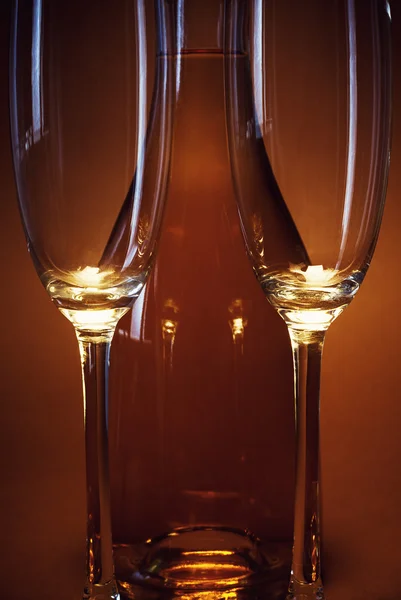 Butelka napoju spirytusowego i okulary — Zdjęcie stockowe