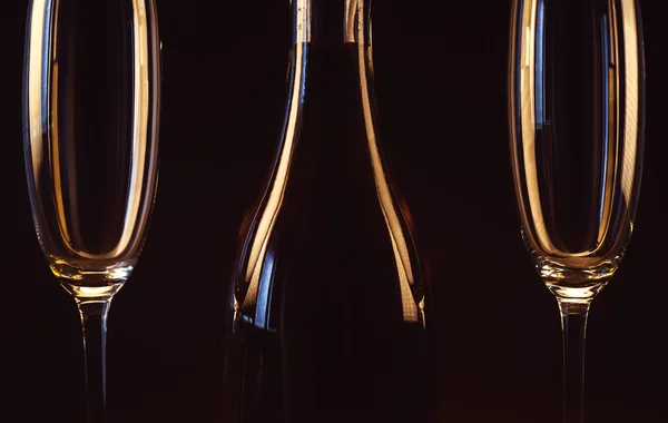 Μπουκάλι αλκοολούχο ποτό και γυαλιά — Φωτογραφία Αρχείου