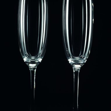 iki boş şarap bardakları 