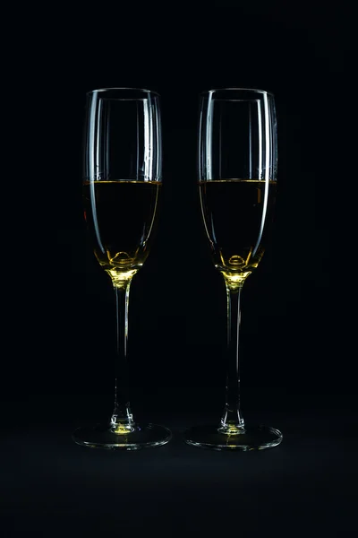 Dwie szklanki z białego wina — Zdjęcie stockowe