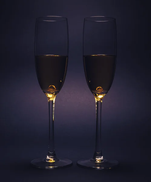 Dos copas con vino blanco —  Fotos de Stock