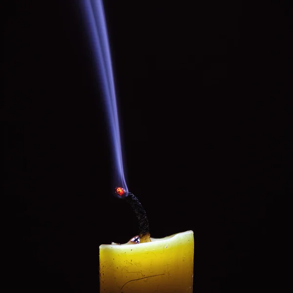 Erlöschte Kerze auf schwarzem Hintergrund — Stockfoto